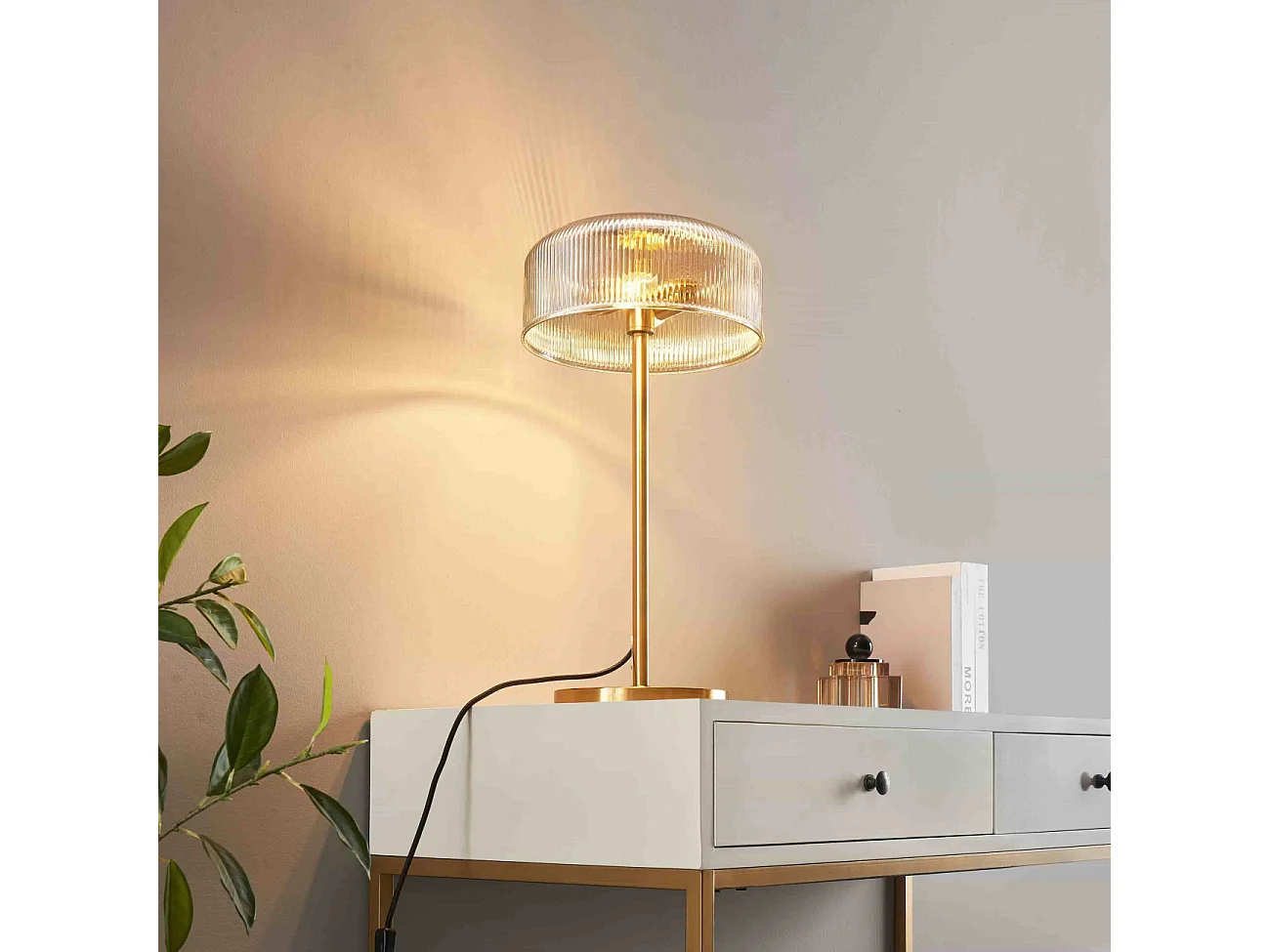 Lampe à poser vintage laiton et verre ambré strié - Auréline