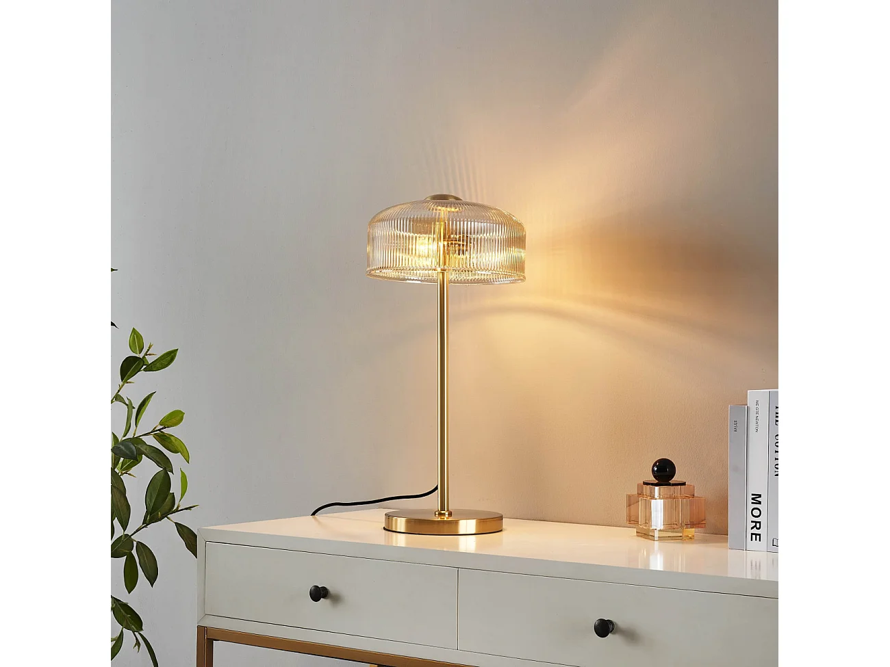 Lampe à poser vintage laiton et verre ambré strié - Auréline