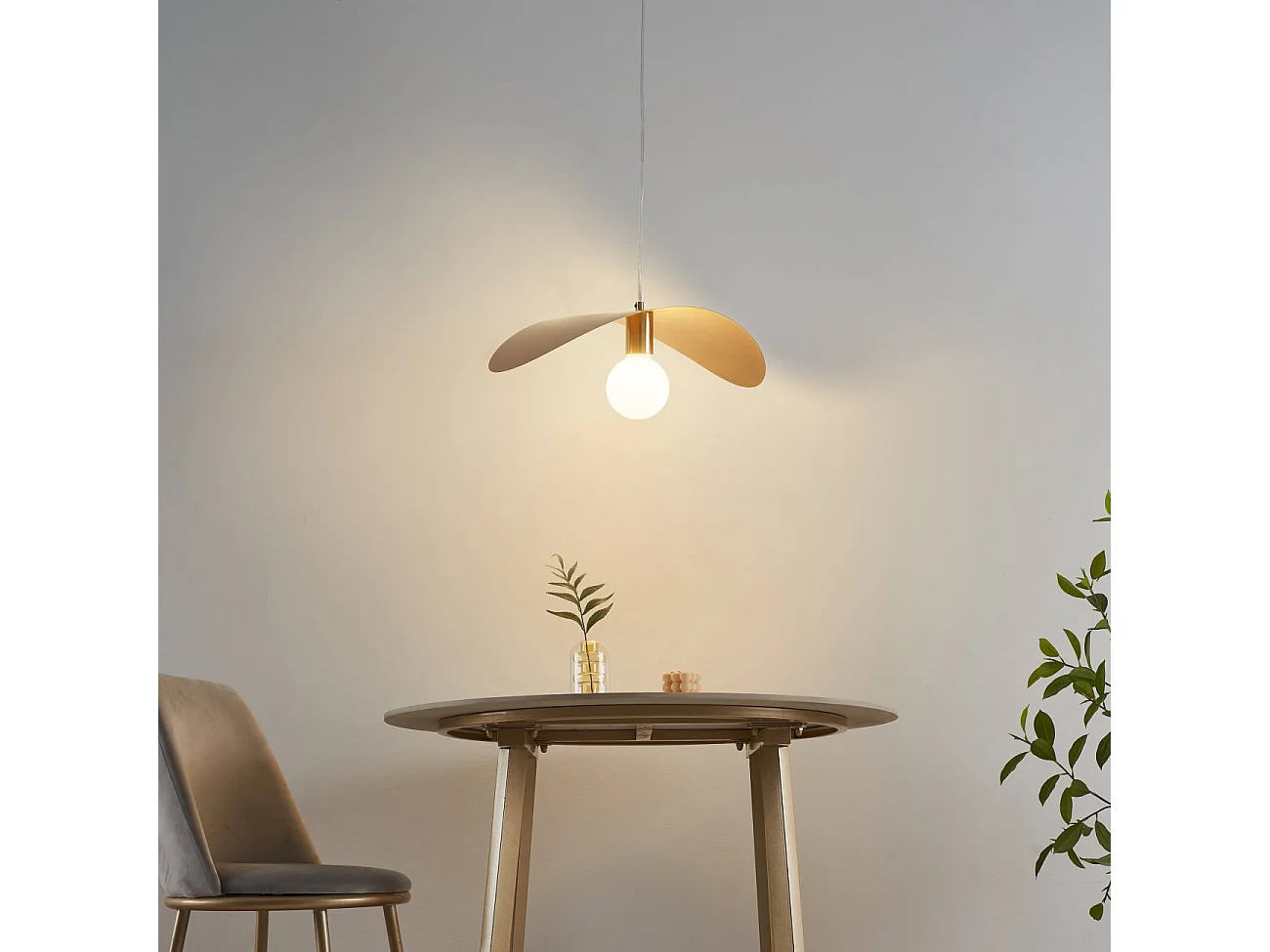 Grande suspension aérienne courbée en métal doré  - Piuma