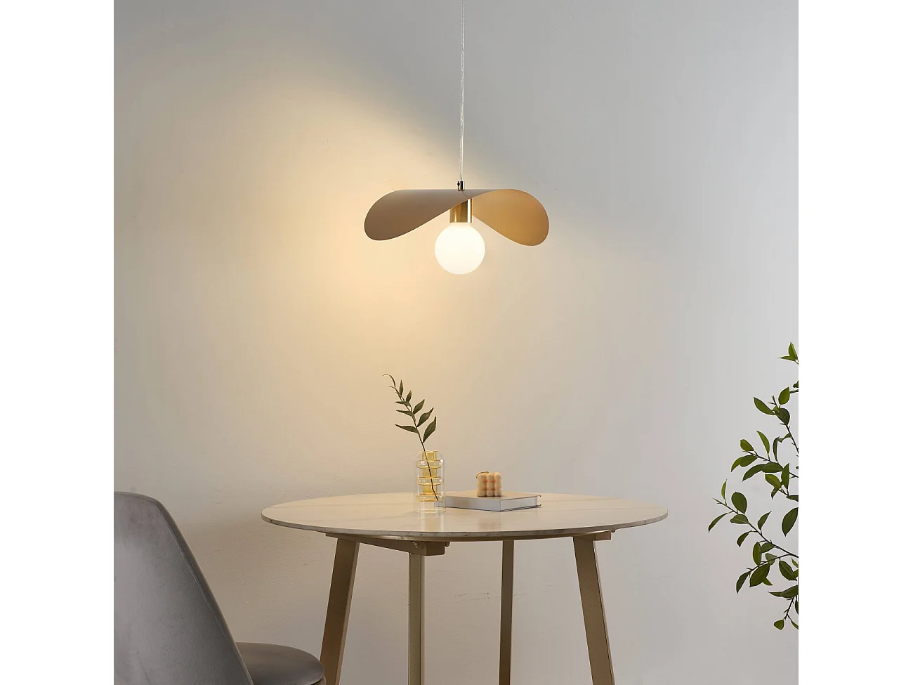 Grande suspension aérienne courbée en métal doré  - Piuma