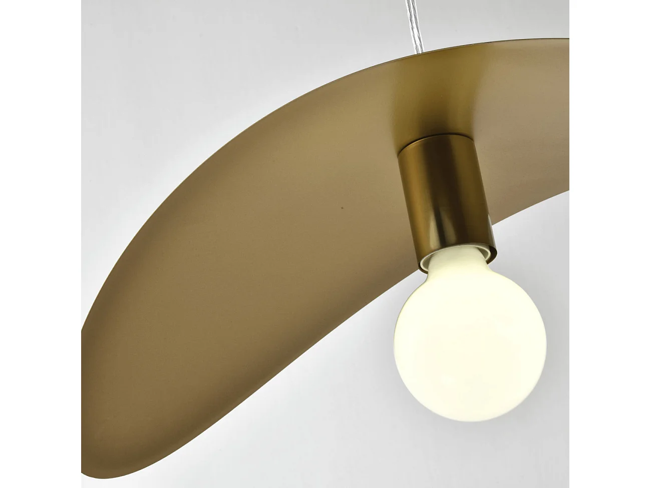 Grande suspension aérienne courbée en métal doré  - Piuma