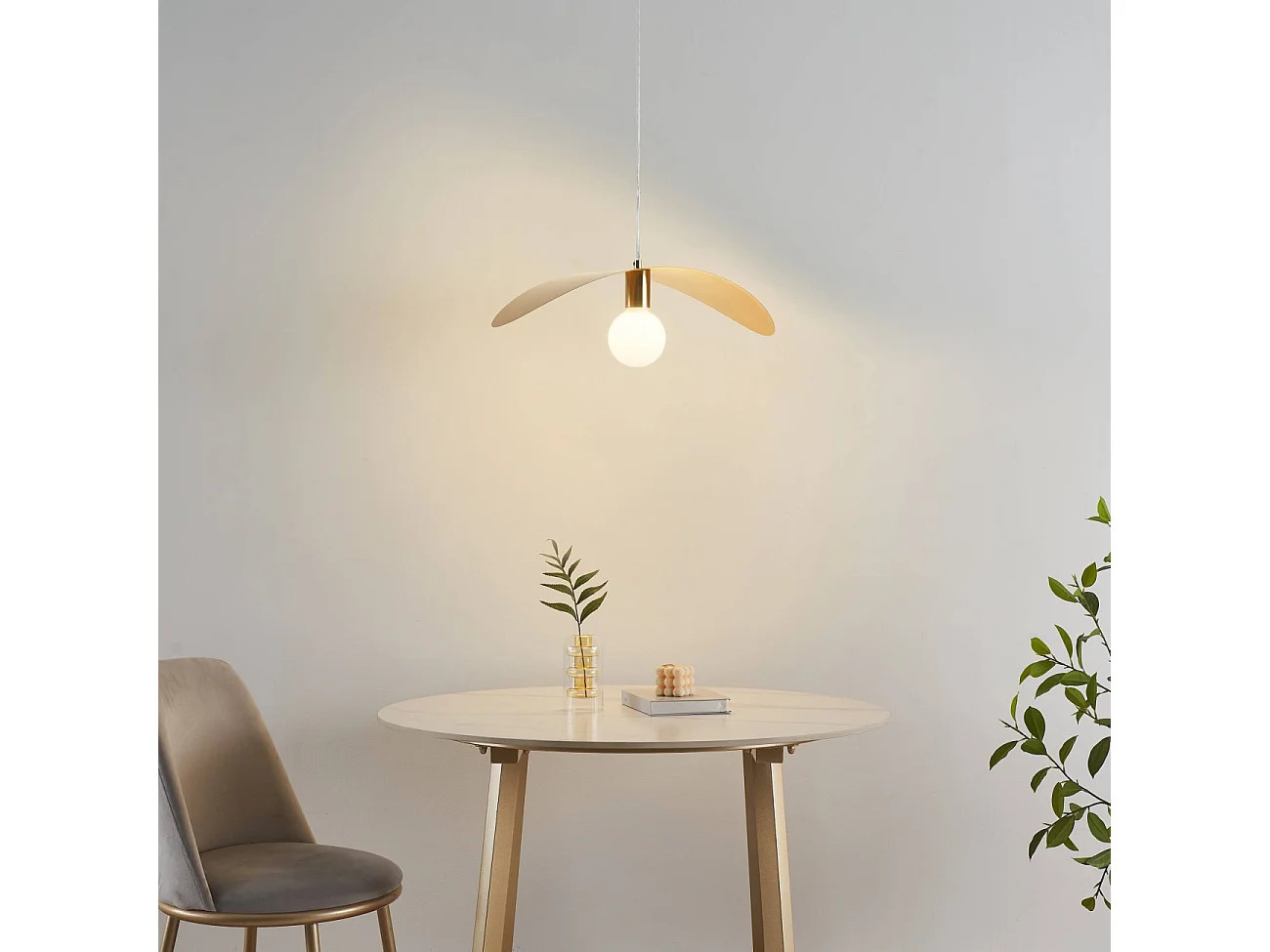 Grande suspension aérienne courbée en métal doré  - Piuma