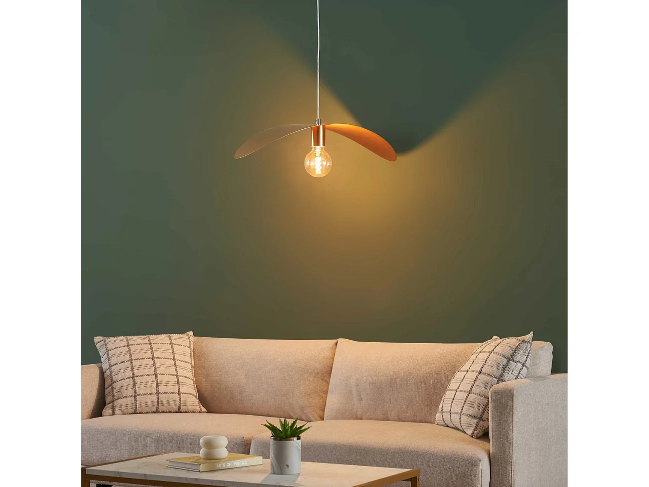 Grande suspension aérienne courbée en métal doré  - Piuma