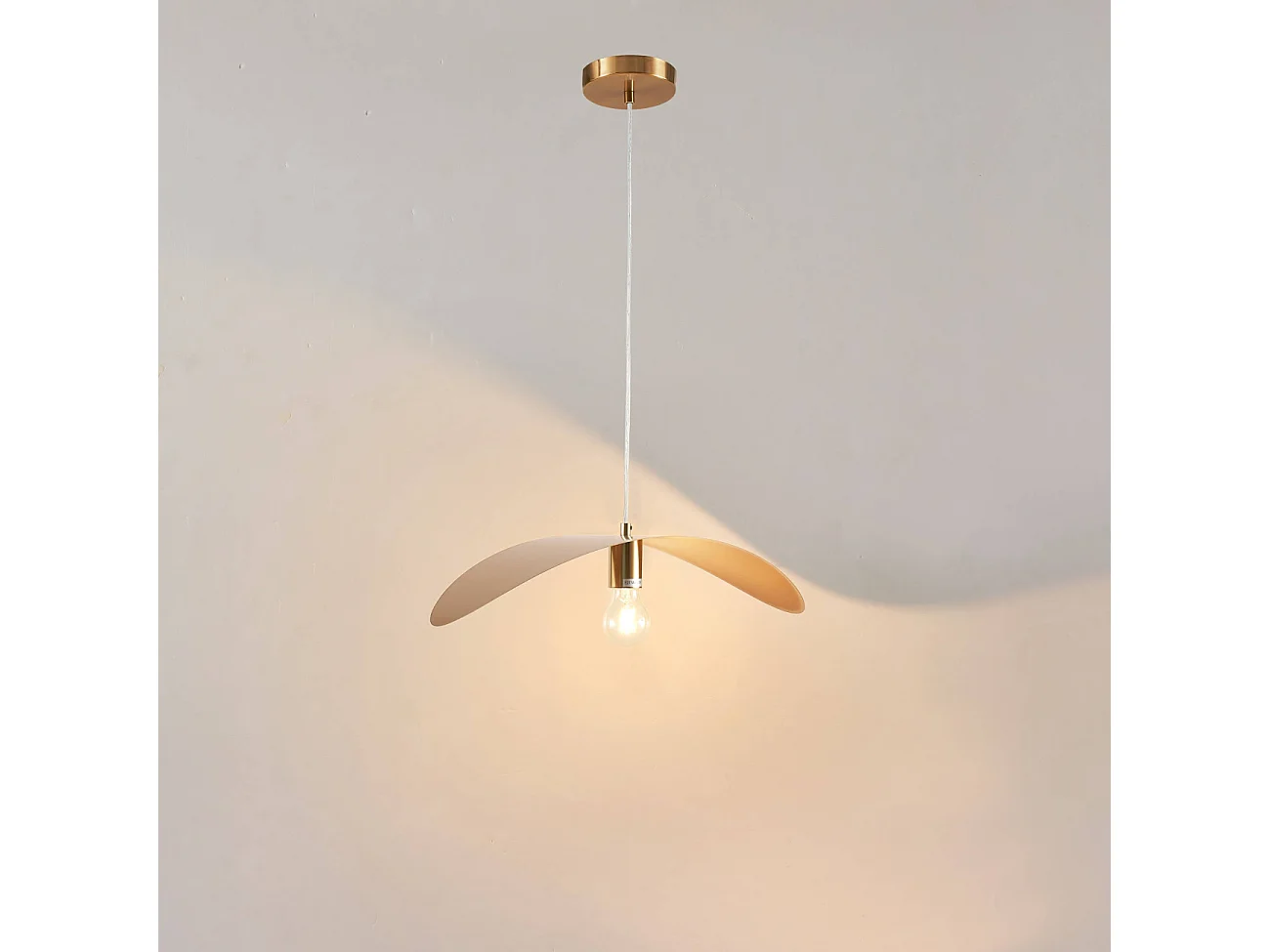 Grande suspension aérienne courbée en métal doré  - Piuma