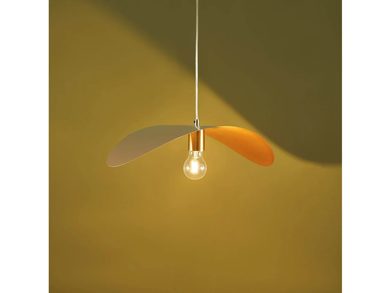 Grande suspension aérienne courbée en métal doré  - Piuma