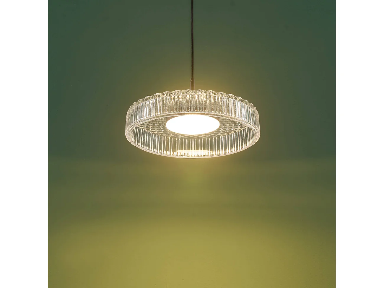 Suspension noire avec un verre transparent et cannelé  - Damian