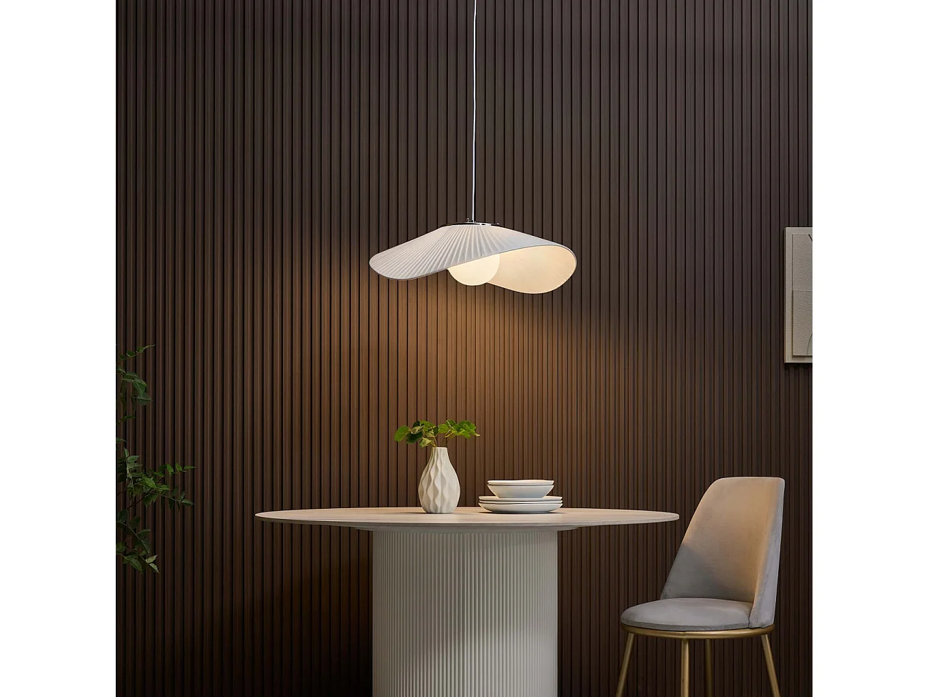 Grande suspension aérienne courbée en métal et textile blanc - Odalia