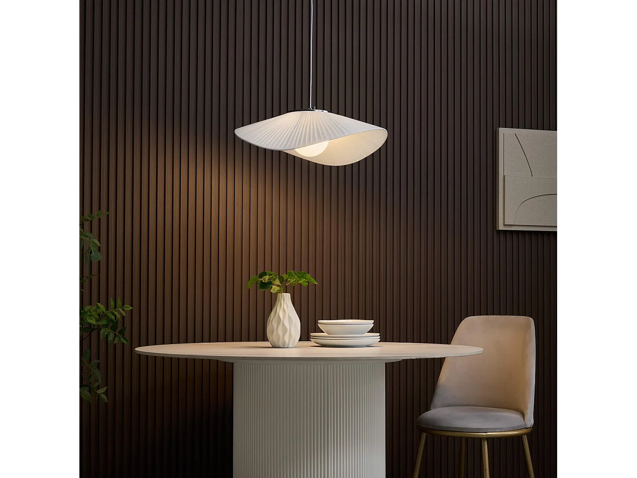 Grande suspension aérienne courbée en métal et textile blanc - Odalia