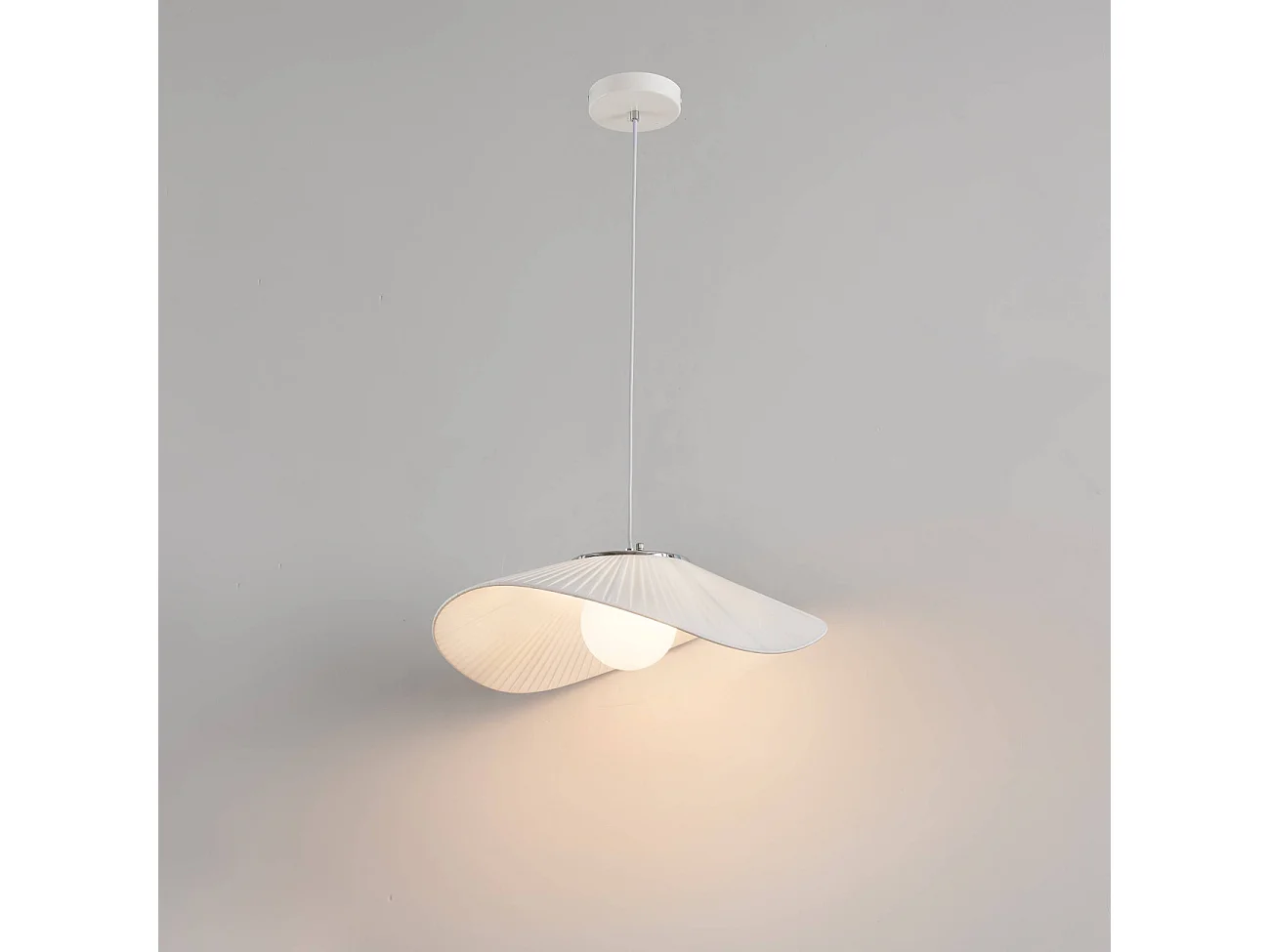 Grande suspension aérienne courbée en métal et textile blanc - Odalia