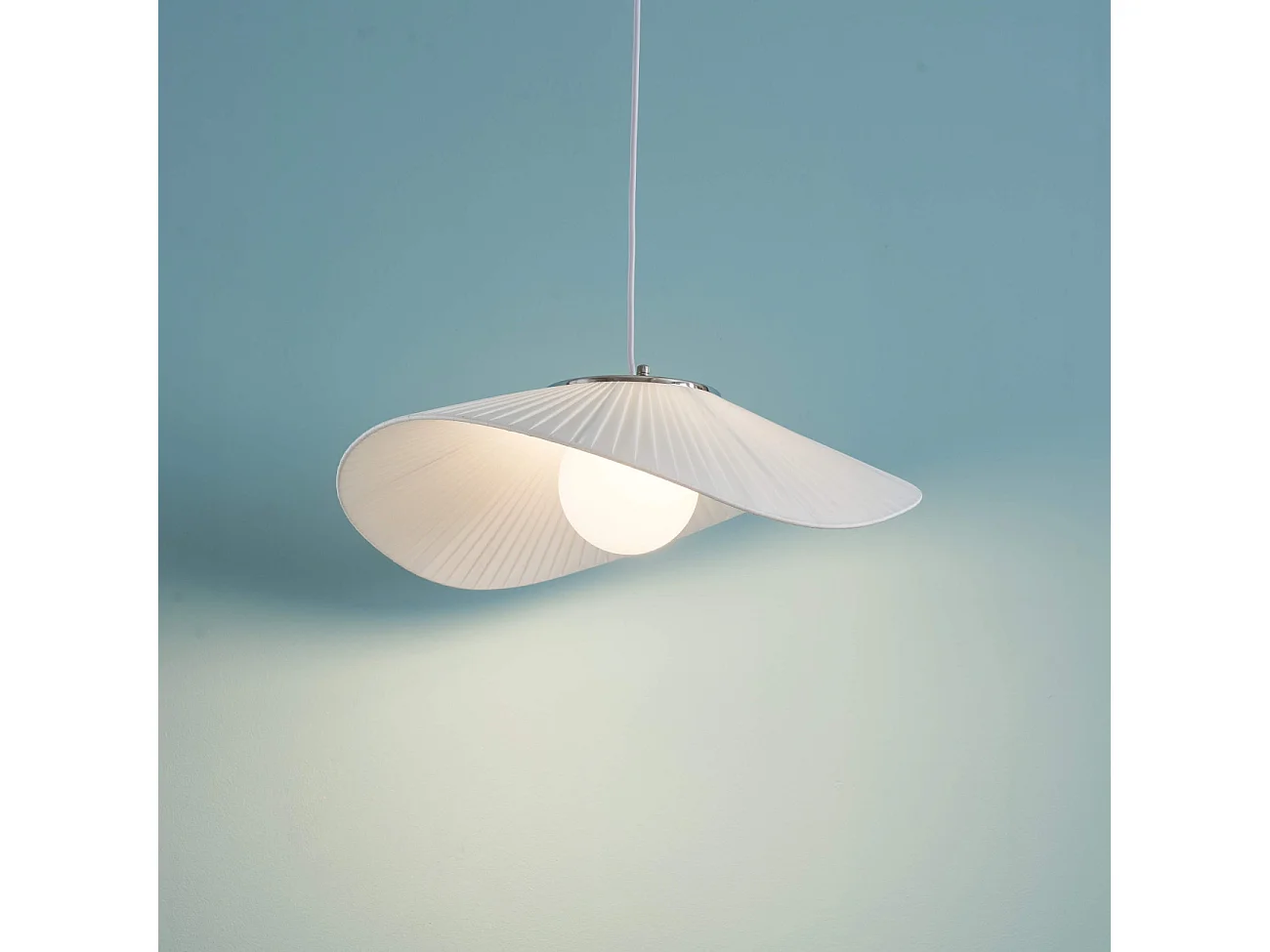 Grande suspension aérienne courbée en métal et textile blanc - Odalia
