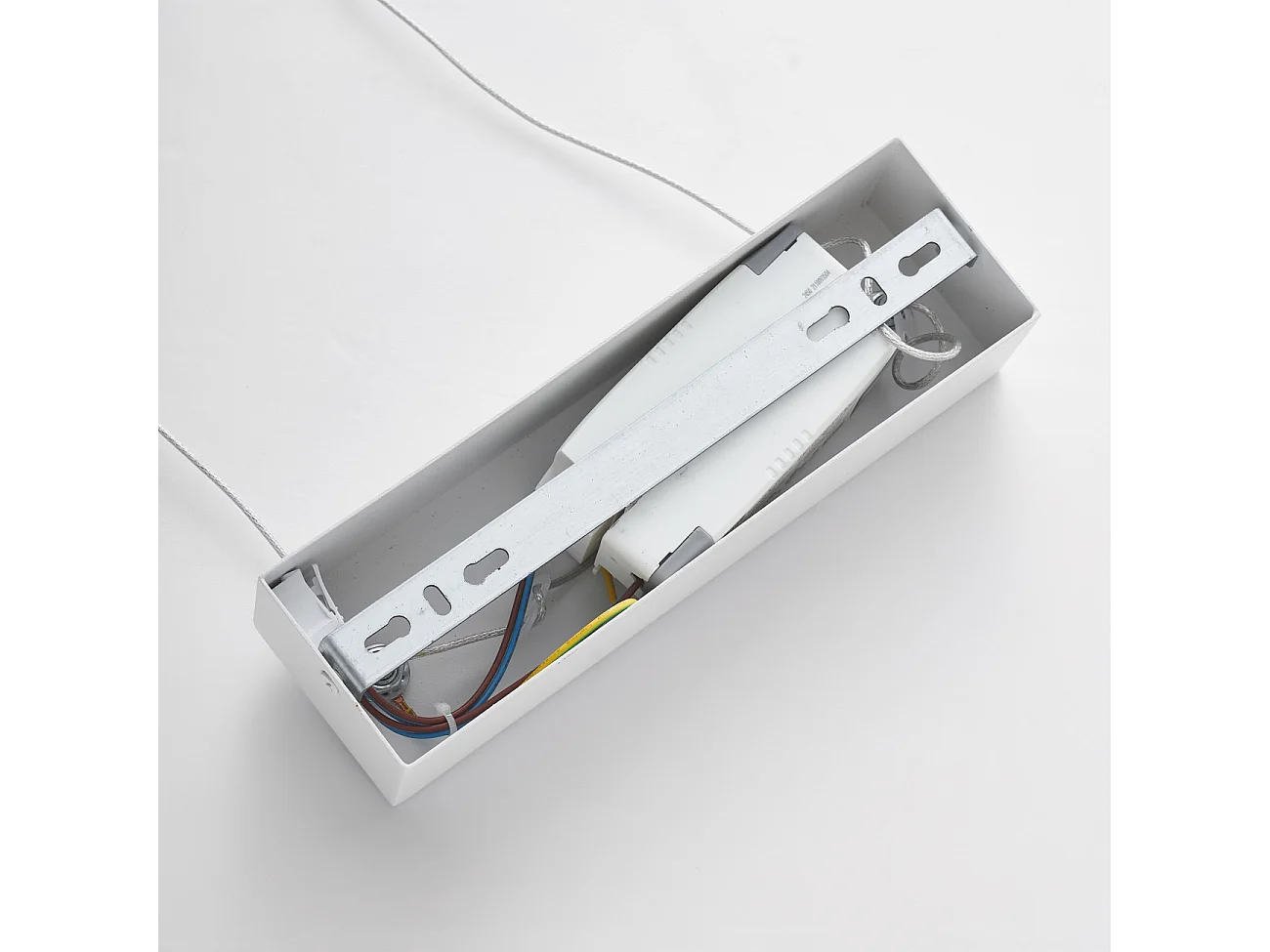 Longue suspension blanche linéaire LED dimmable spots orientables  - Aniska