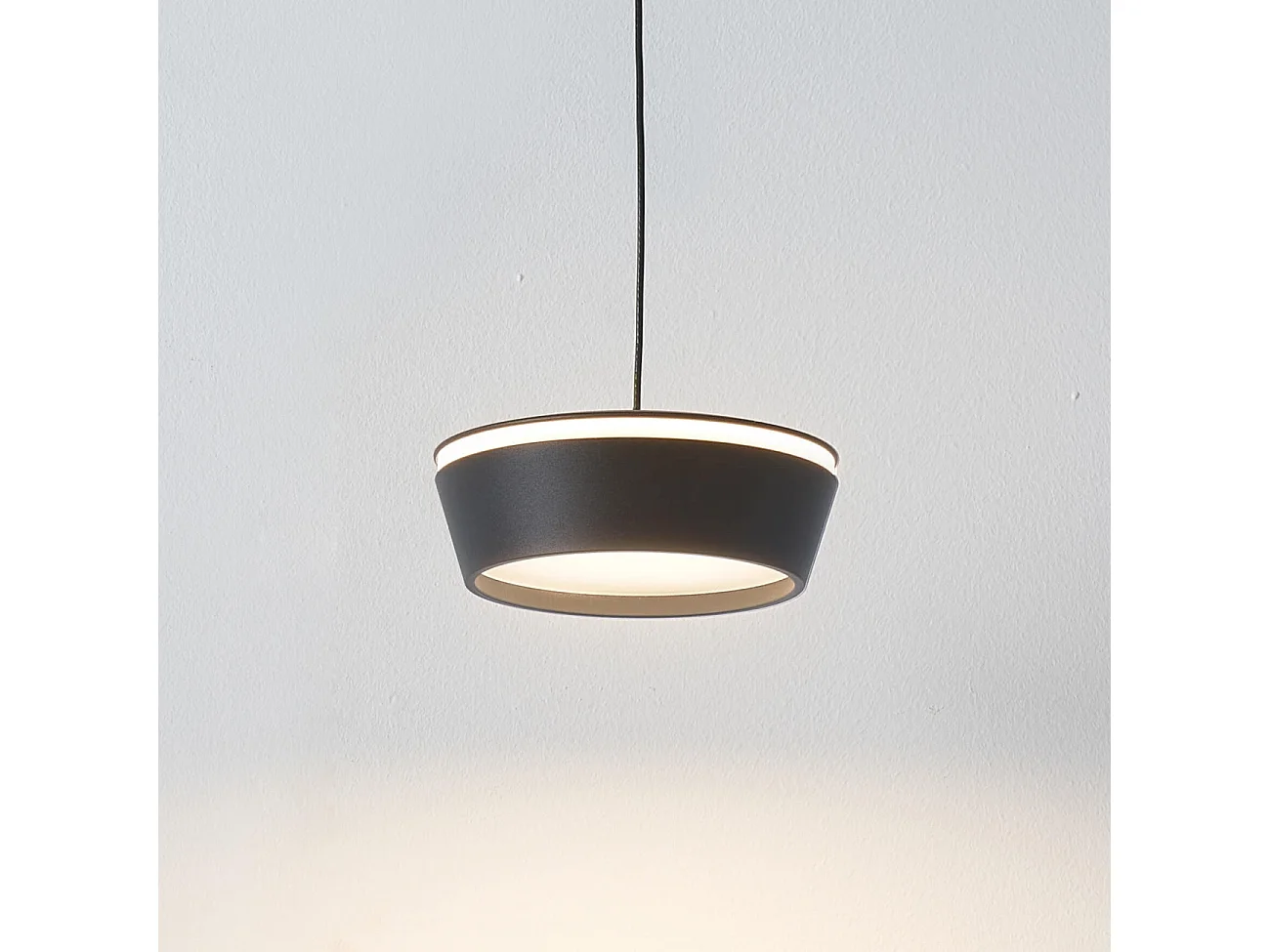 Petite suspension noire minimaliste LED intégrée dimmable - Mavel