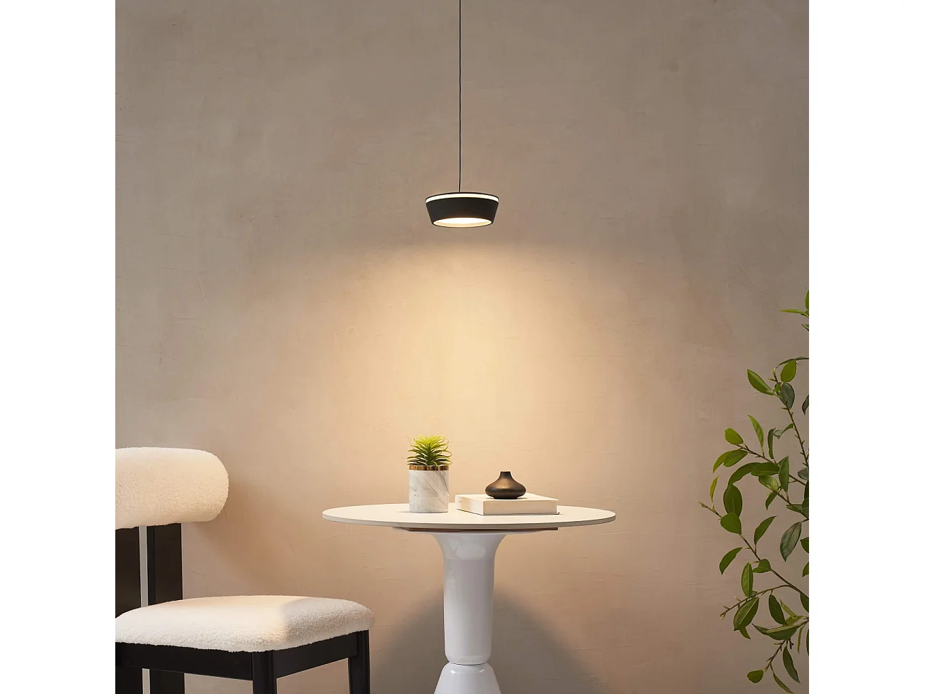 Petite suspension noire minimaliste LED intégrée dimmable - Mavel