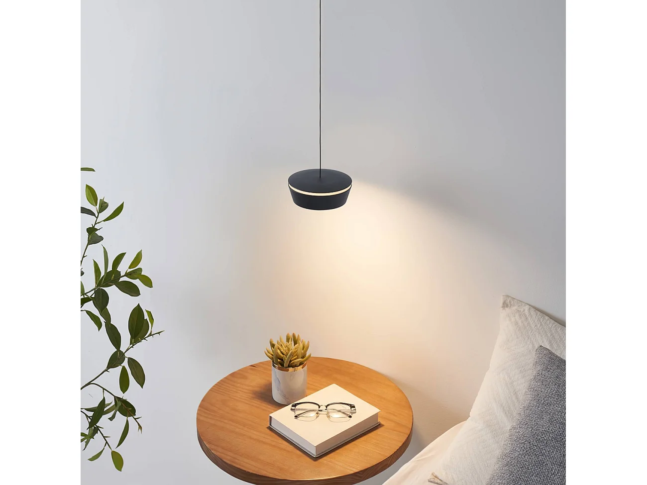 Petite suspension noire minimaliste LED intégrée dimmable - Mavel