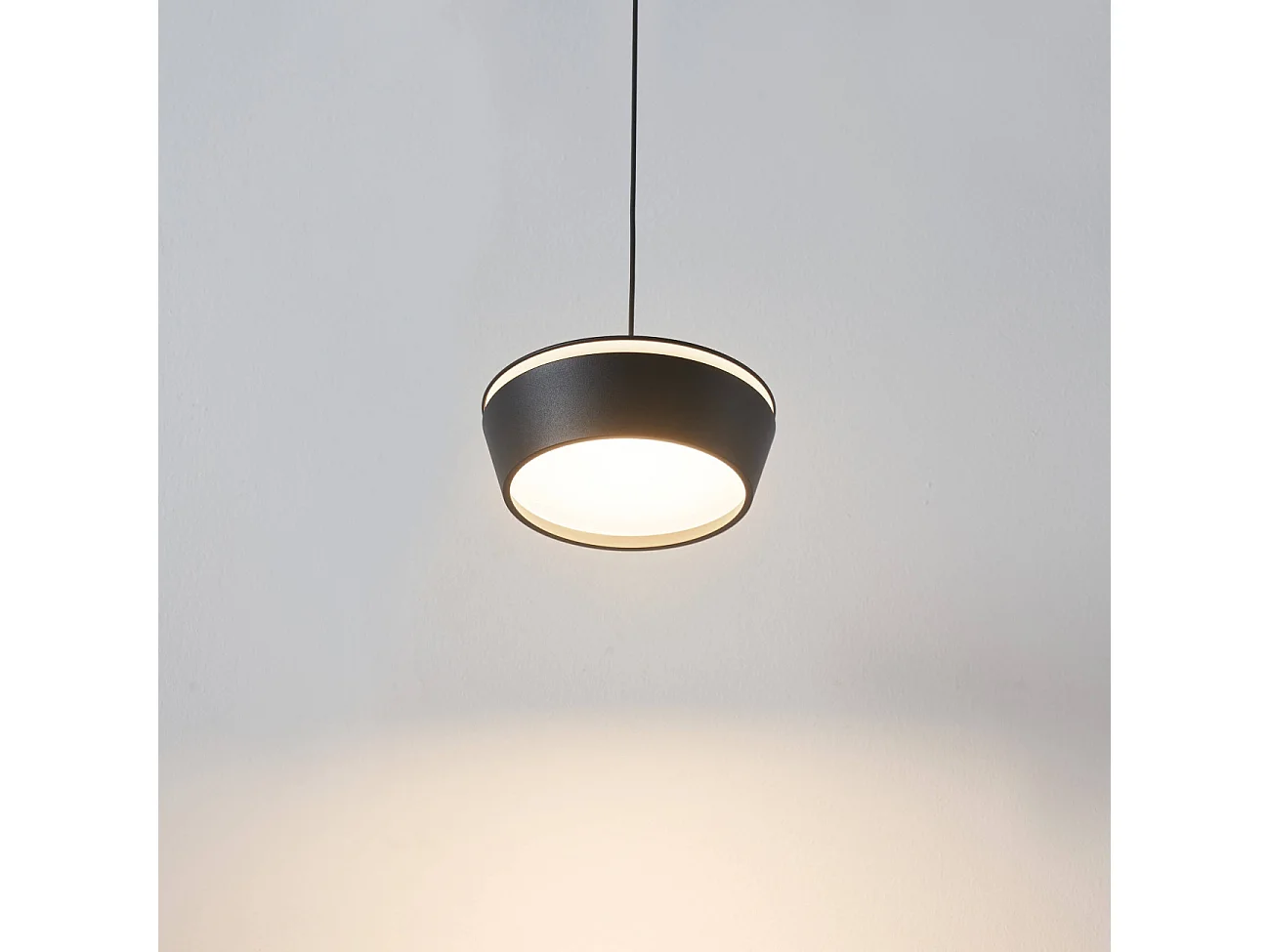 Petite suspension noire minimaliste LED intégrée dimmable - Mavel