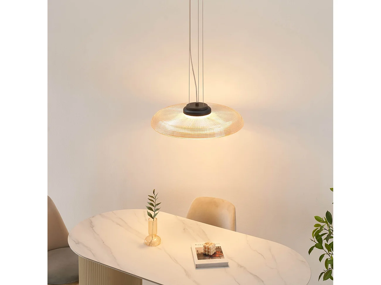 Suspension LED moderne verre texturé ambré et base noire  - Ossara