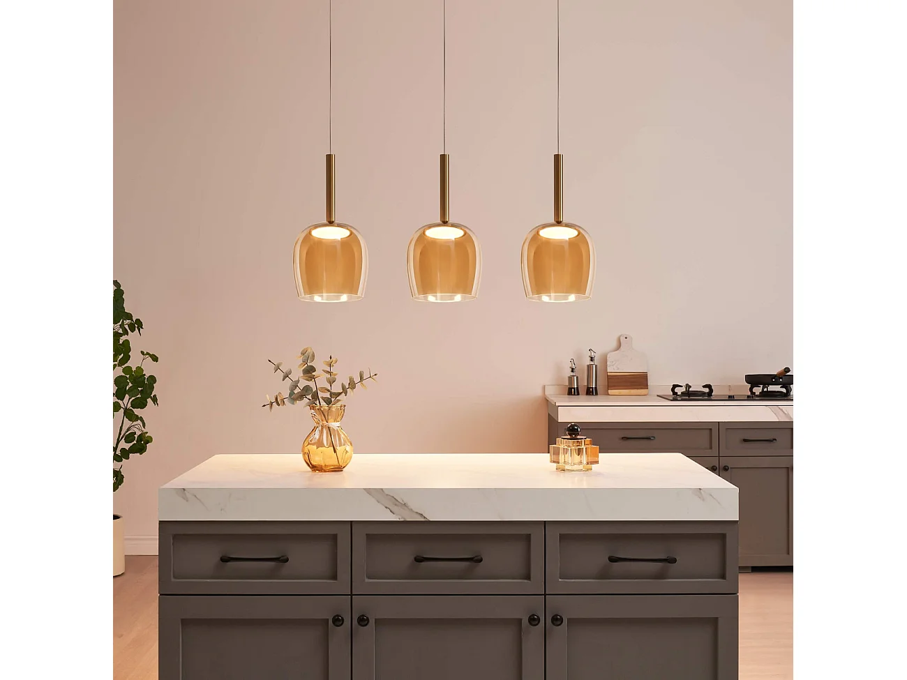 Suspension raffinée cloche dorée verre ambré LED intégrée - Eriska