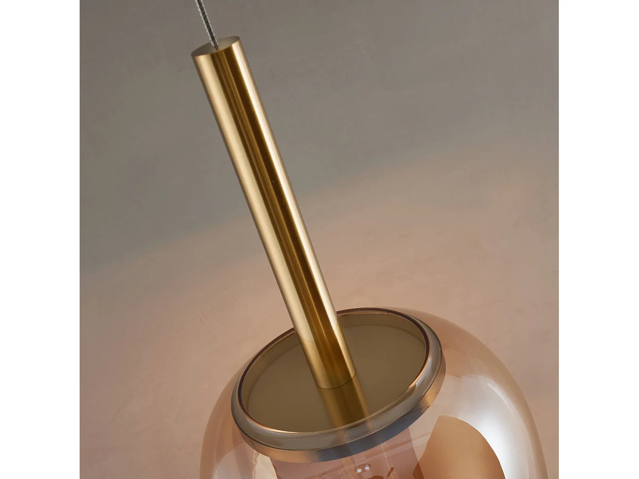 Suspension raffinée cloche dorée verre ambré LED intégrée - Eriska