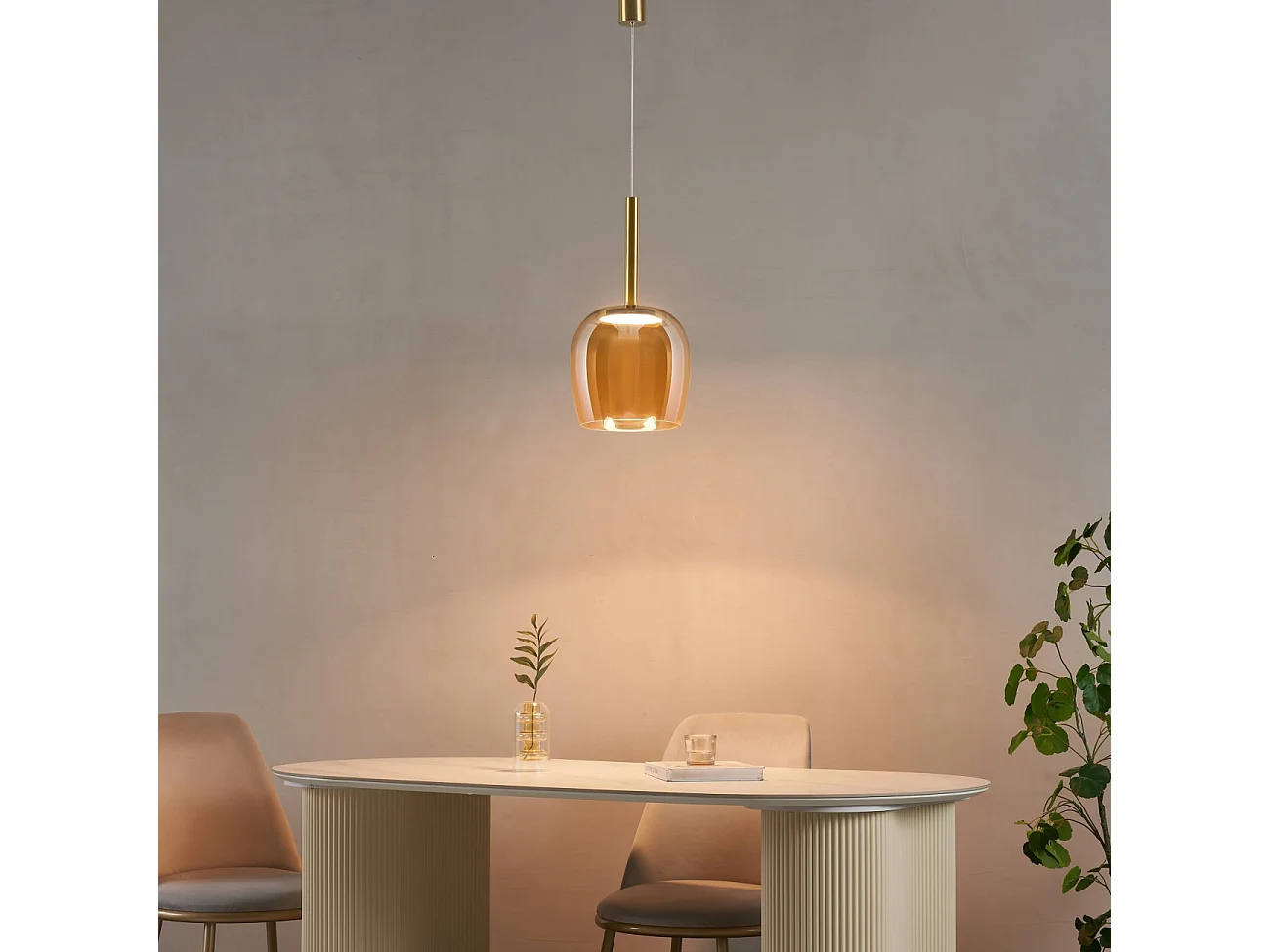 Suspension raffinée cloche dorée verre ambré LED intégrée - Eriska