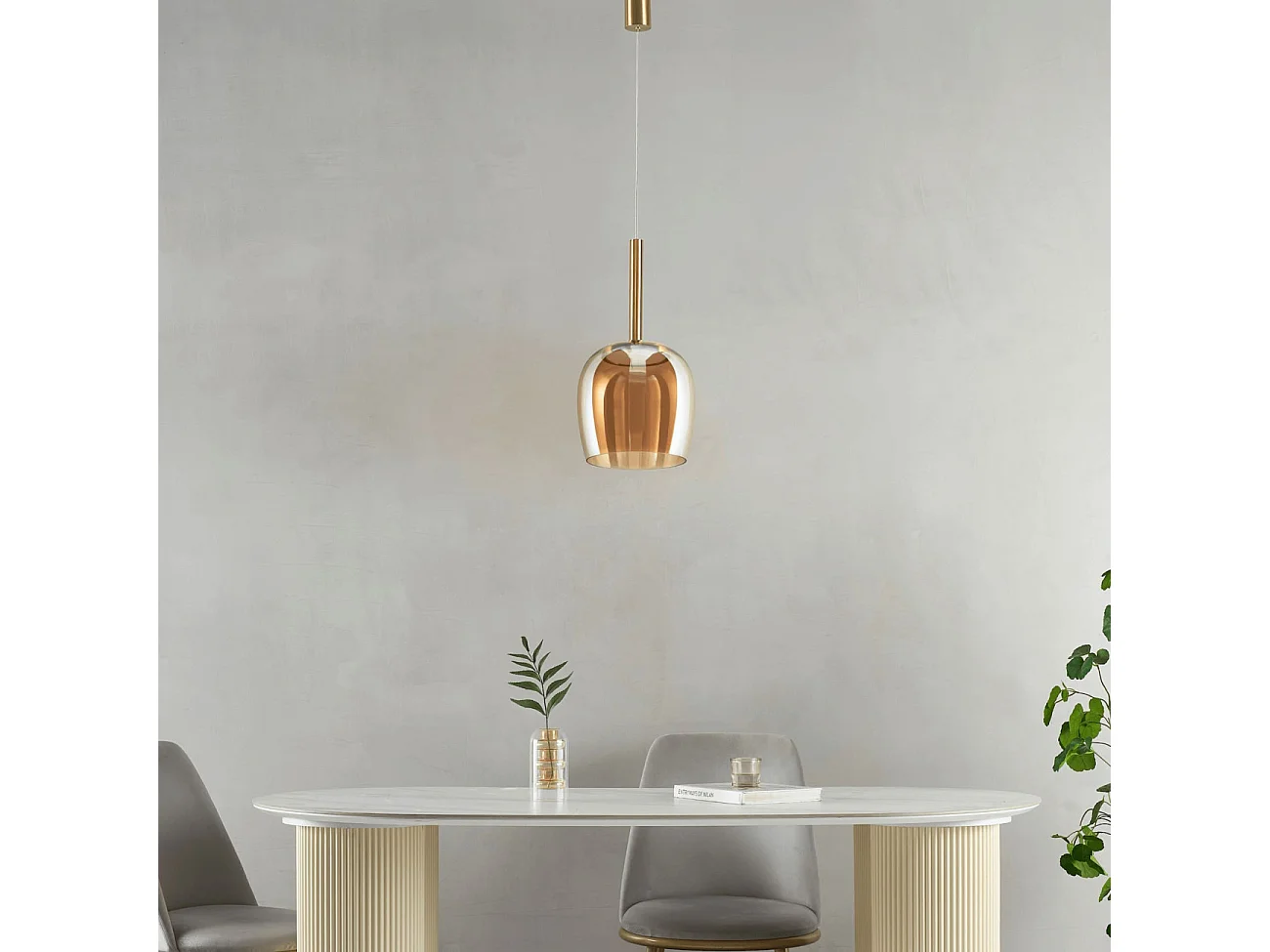 Suspension raffinée cloche dorée verre ambré LED intégrée - Eriska