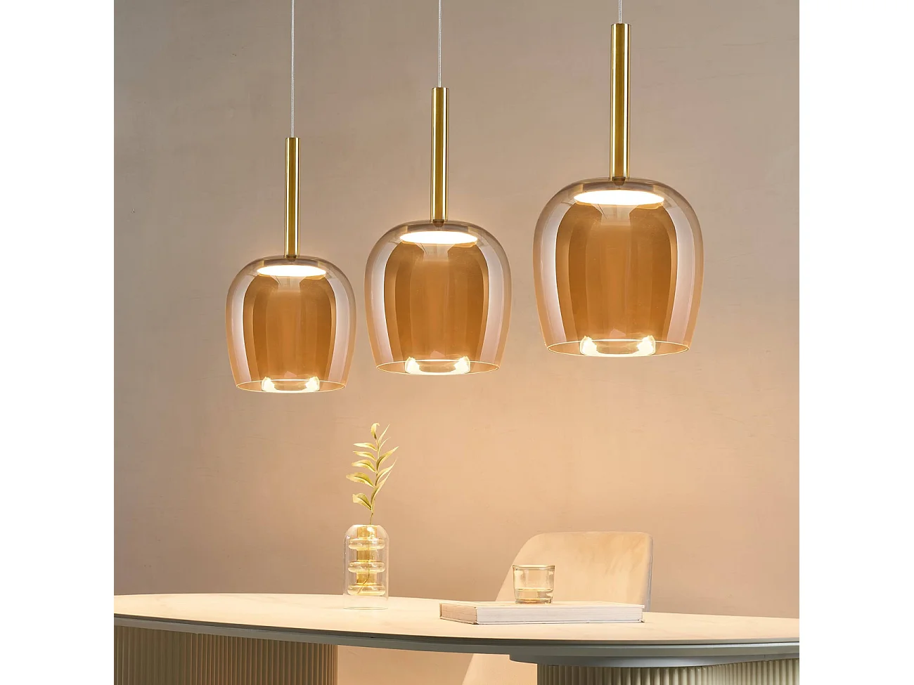 Suspension raffinée cloche dorée verre ambré LED intégrée - Eriska