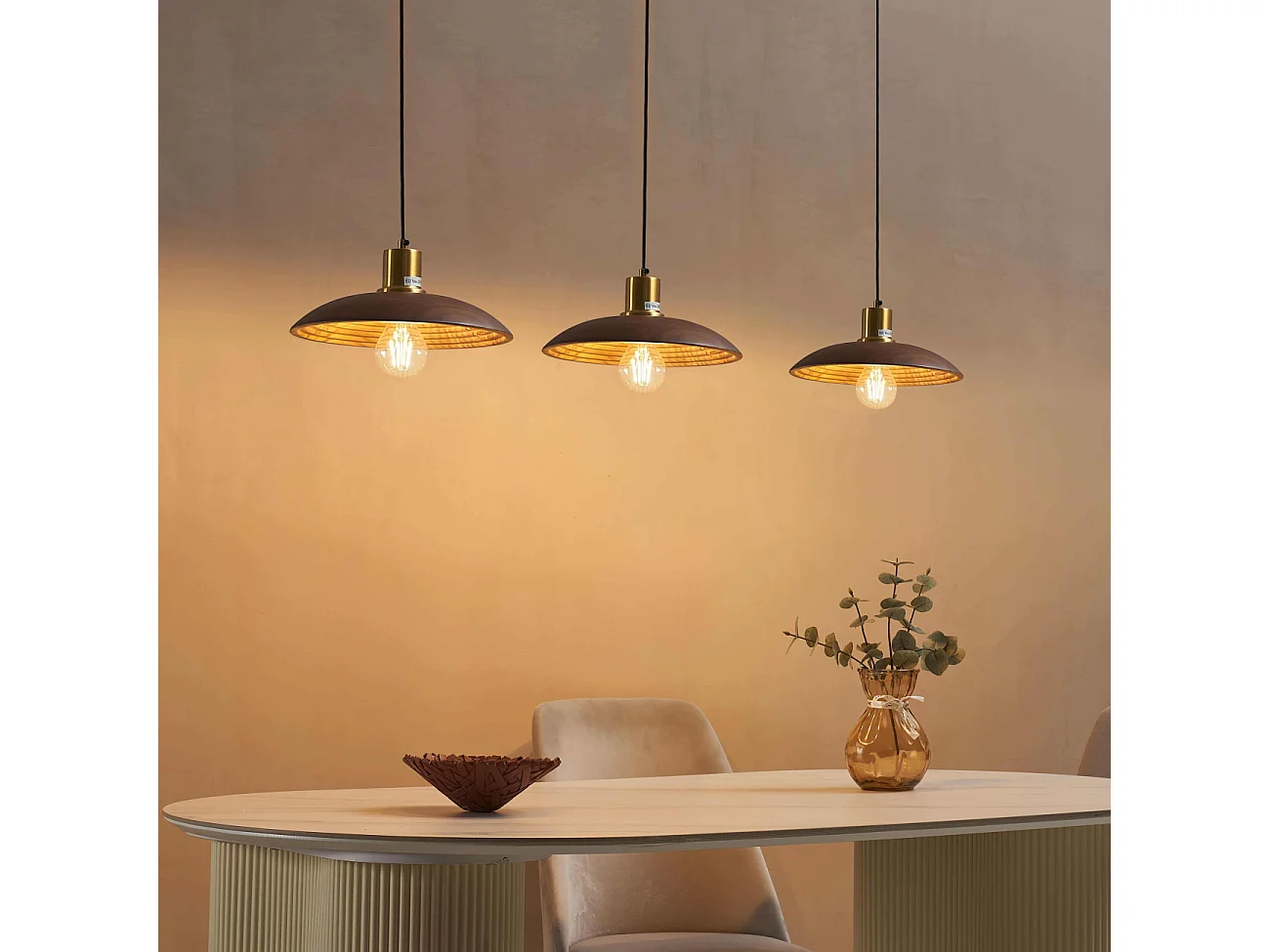 Suspension design en bois tourné et laiton doré - Yuli