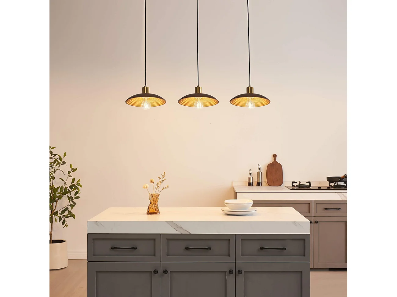 Suspension design en bois tourné et laiton doré - Yuli