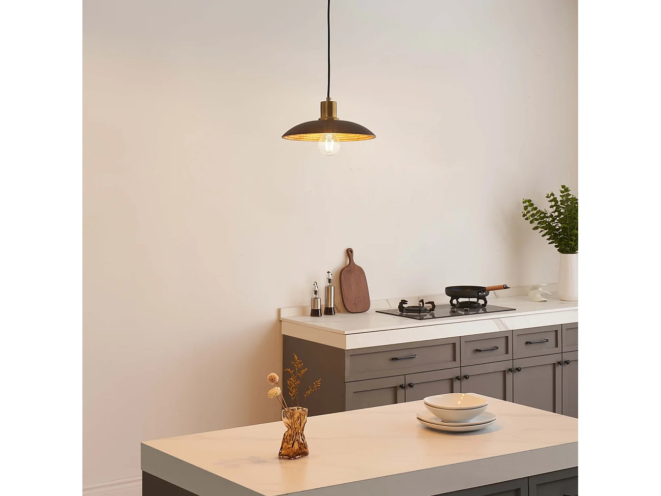 Suspension design en bois tourné et laiton doré - Yuli