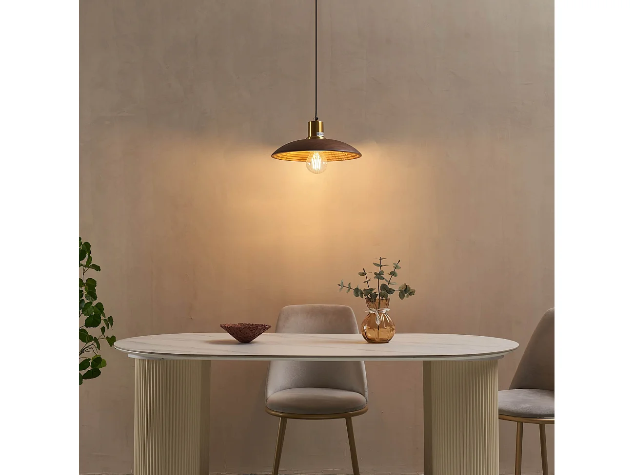 Suspension design en bois tourné et laiton doré - Yuli