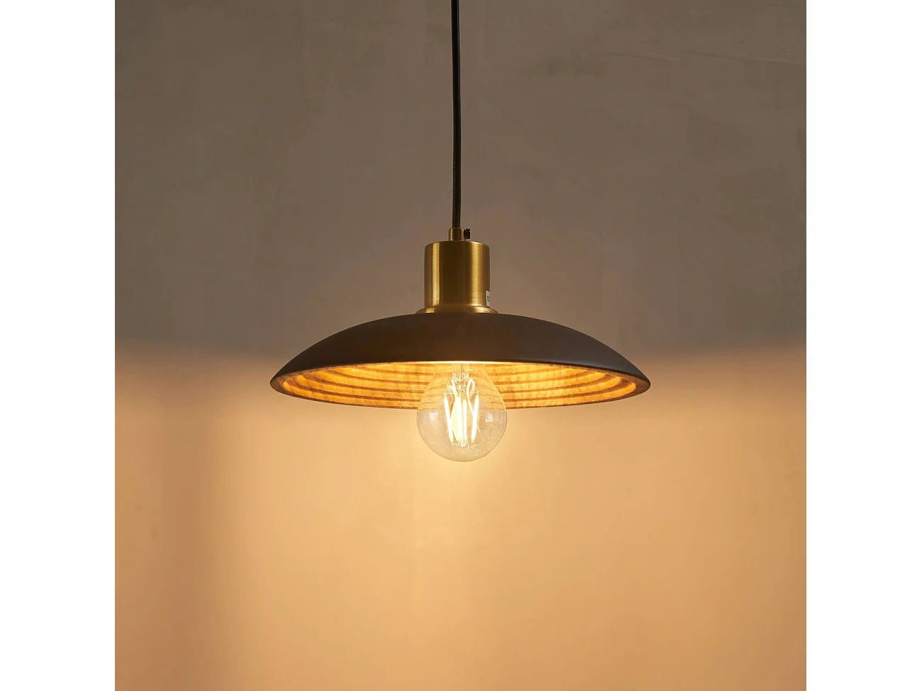 Suspension design en bois tourné et laiton doré - Yuli