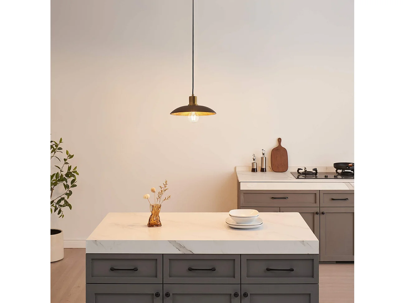 Suspension design en bois tourné et laiton doré - Yuli