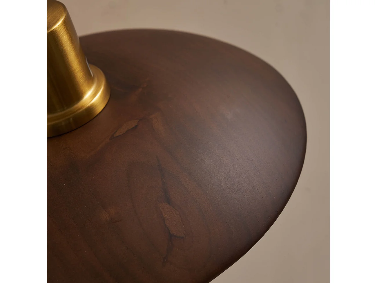 Suspension design en bois tourné et laiton doré - Yuli