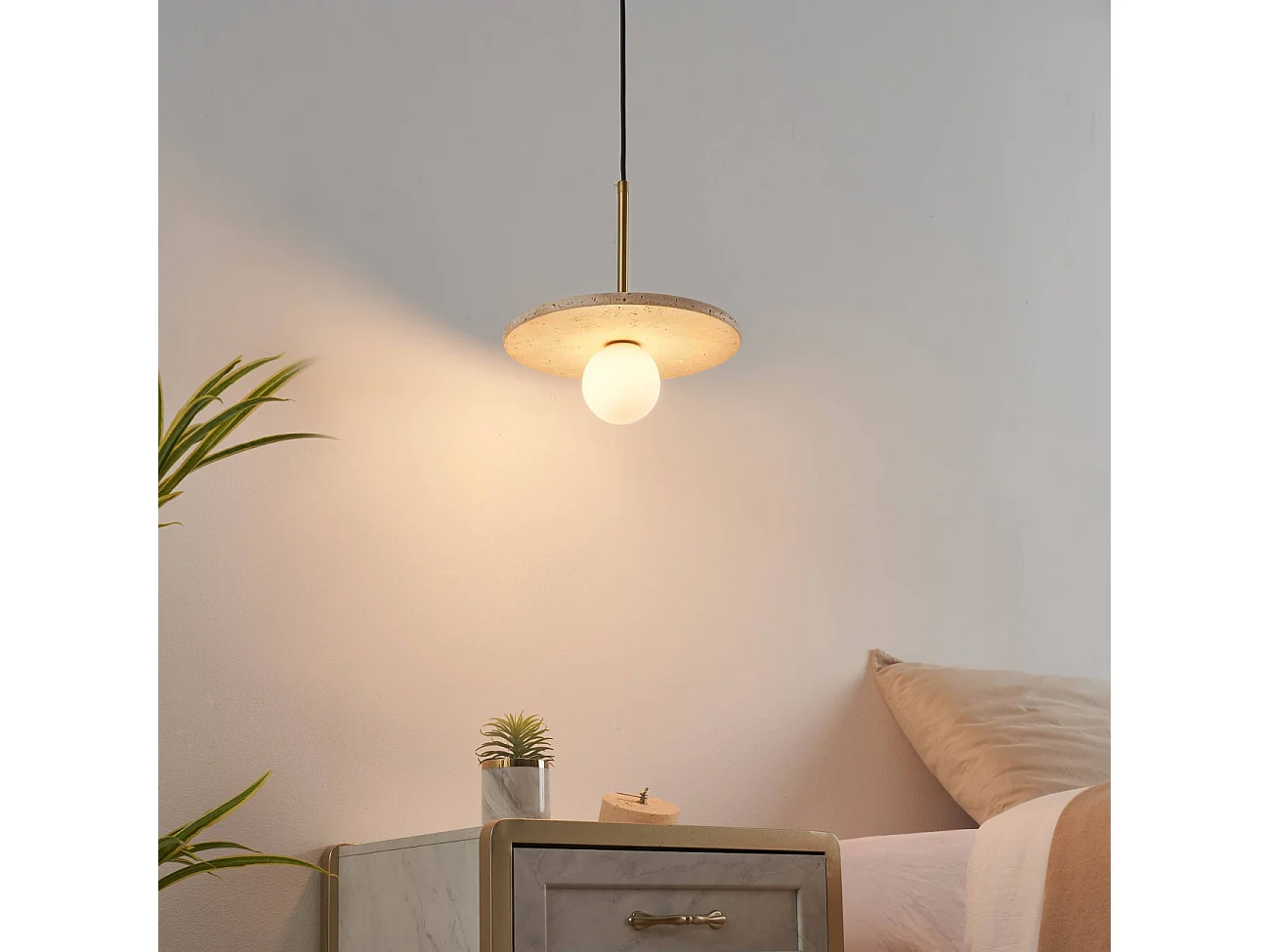 Suspension élégante travertin et boule en verre opalin - Silvia