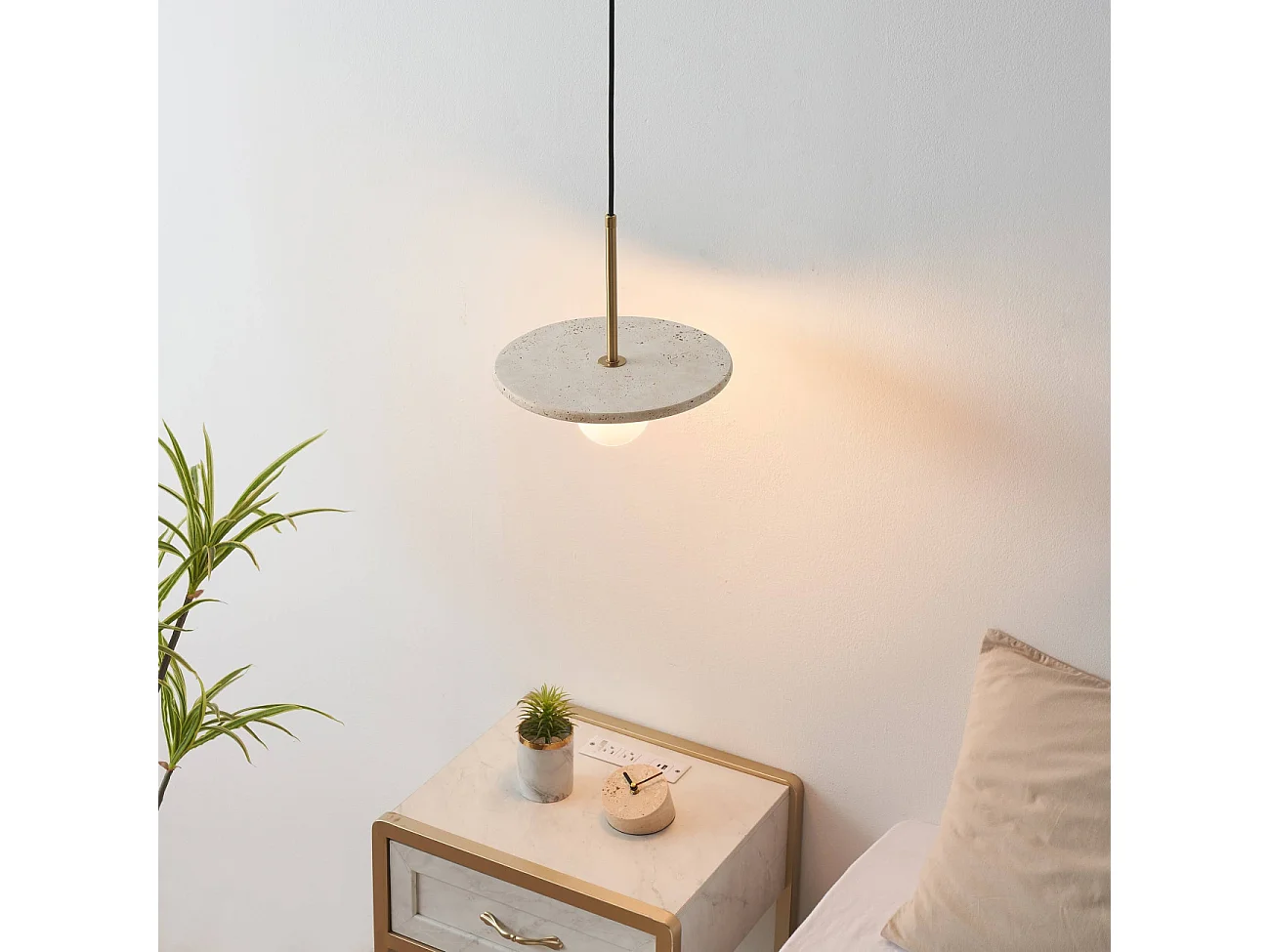 Suspension élégante travertin et boule en verre opalin - Silvia