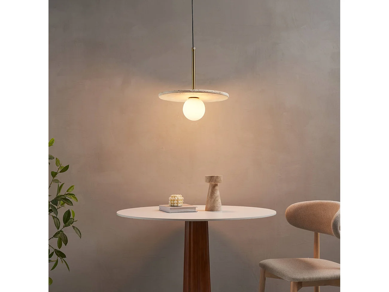 Suspension élégante travertin et boule en verre opalin - Silvia