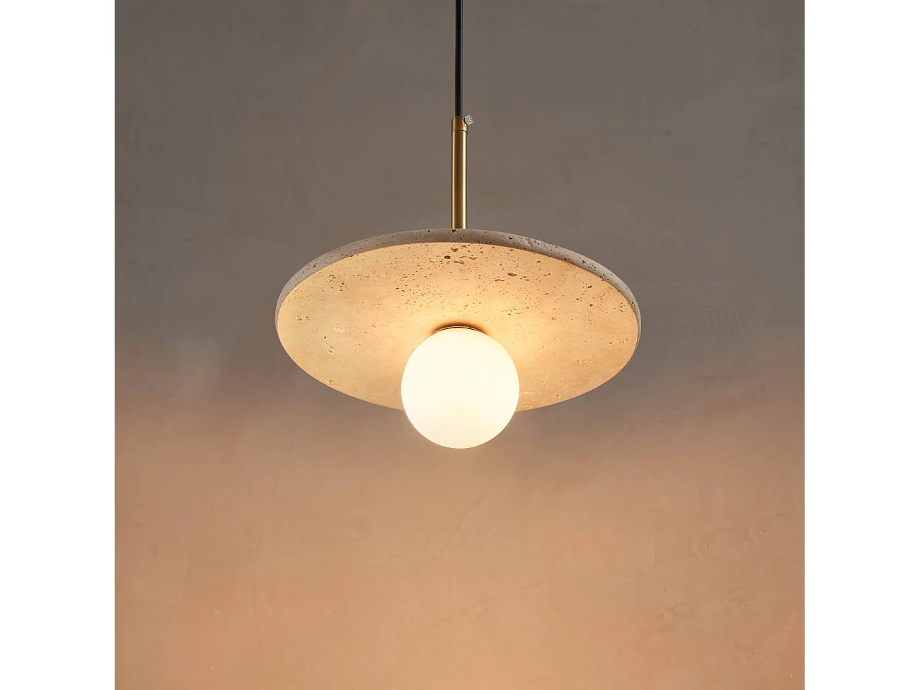 Suspension élégante travertin et boule en verre opalin - Silvia