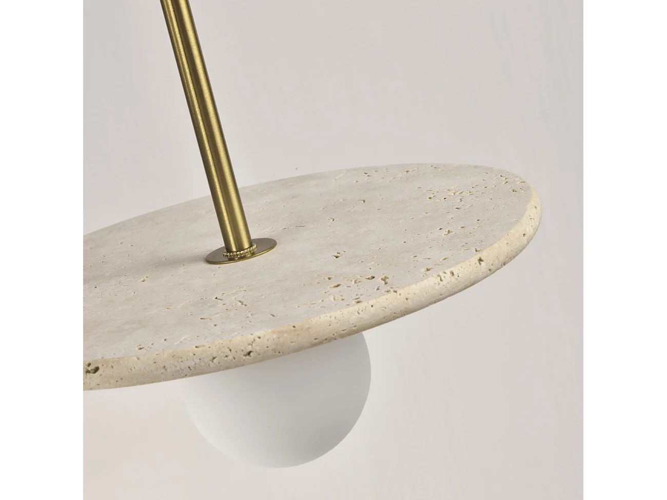 Suspension élégante travertin et boule en verre opalin - Silvia