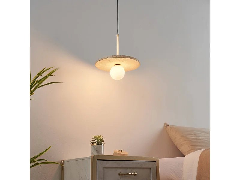 Suspension élégante travertin et boule en verre opalin - Silvia