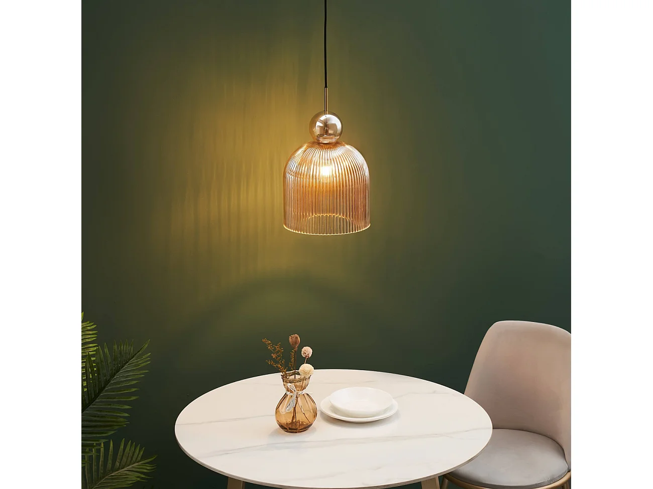 Suspension moderne avec verre nervuré ambré et boule dorée  - Ysolde