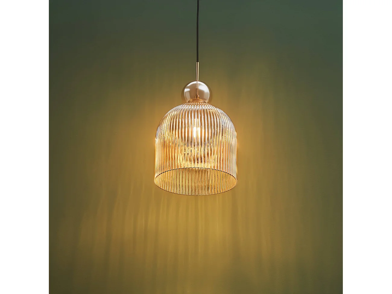 Suspension moderne avec verre nervuré ambré et boule dorée  - Ysolde