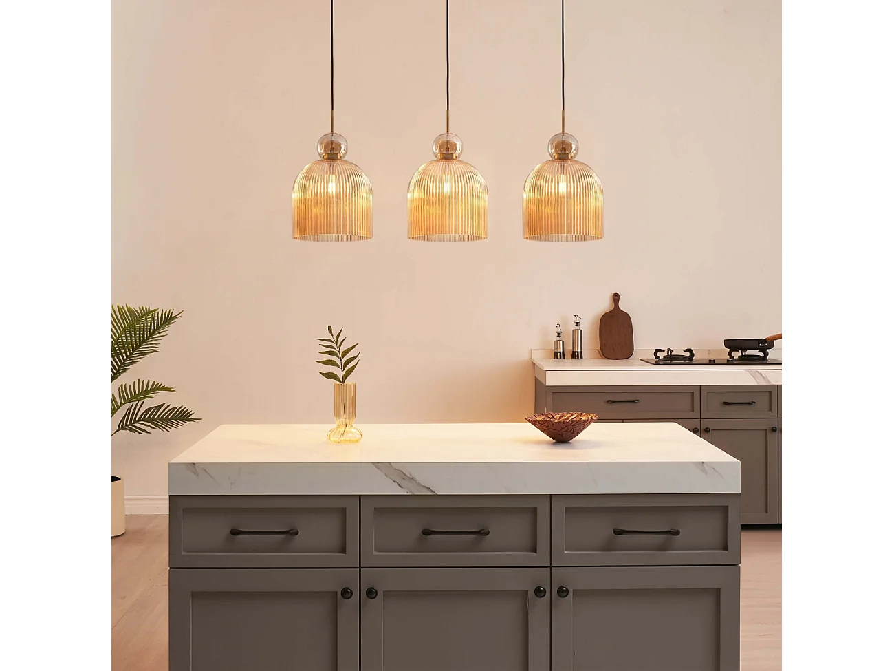 Suspension moderne avec verre nervuré ambré et boule dorée  - Ysolde