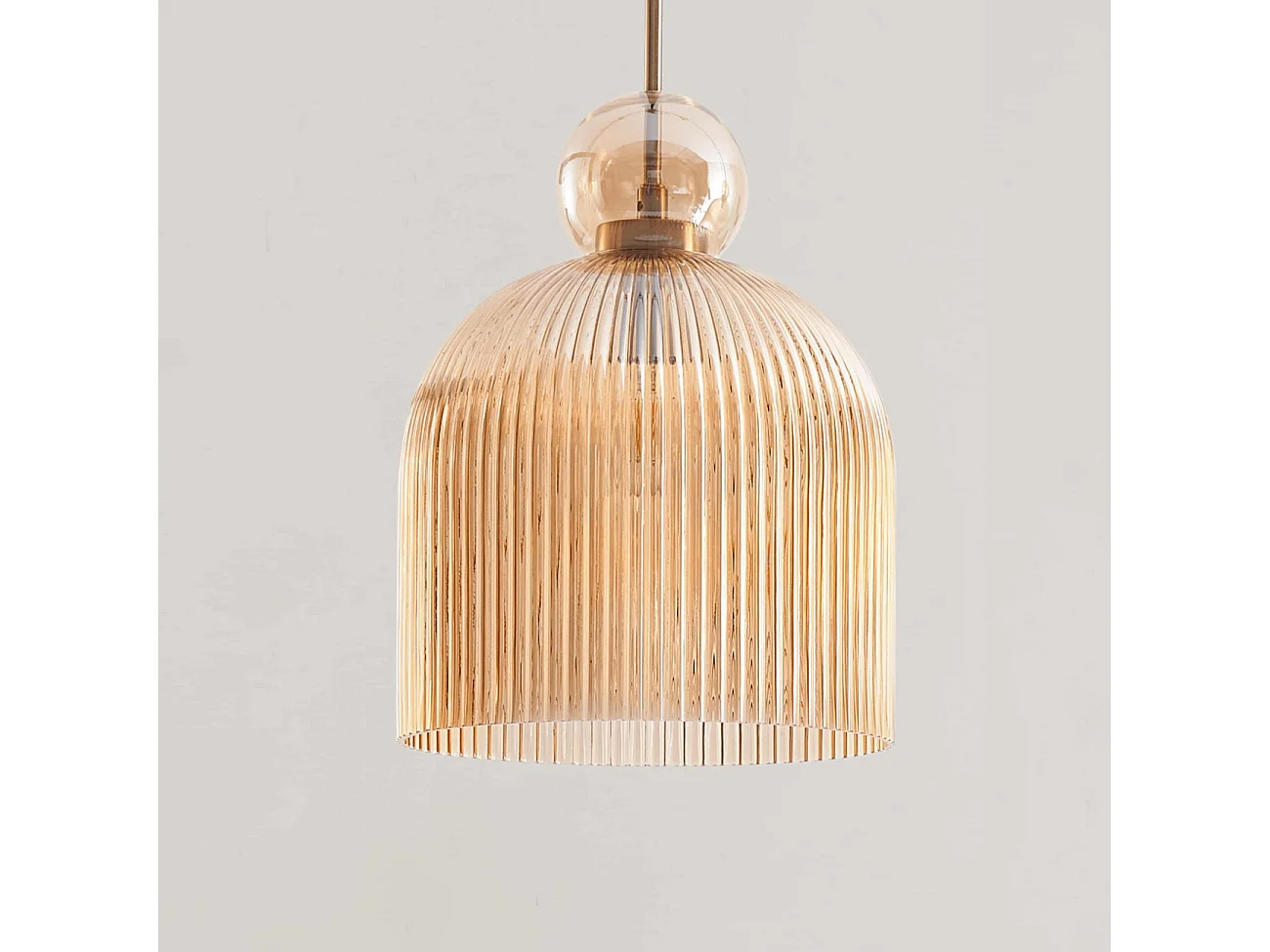 Suspension moderne avec verre nervuré ambré et boule dorée  - Ysolde