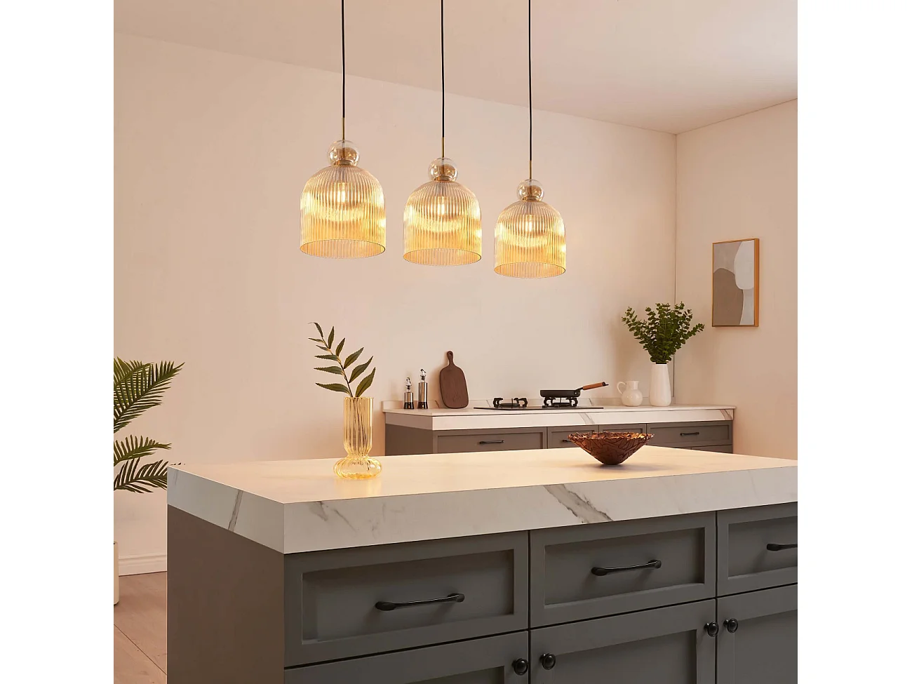 Suspension moderne avec verre nervuré ambré et boule dorée  - Ysolde