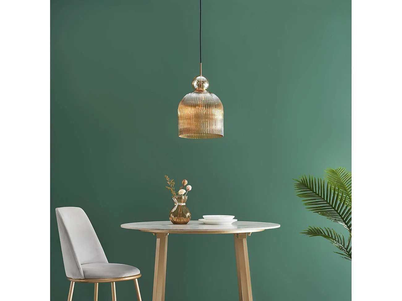 Suspension moderne avec verre nervuré ambré et boule dorée  - Ysolde