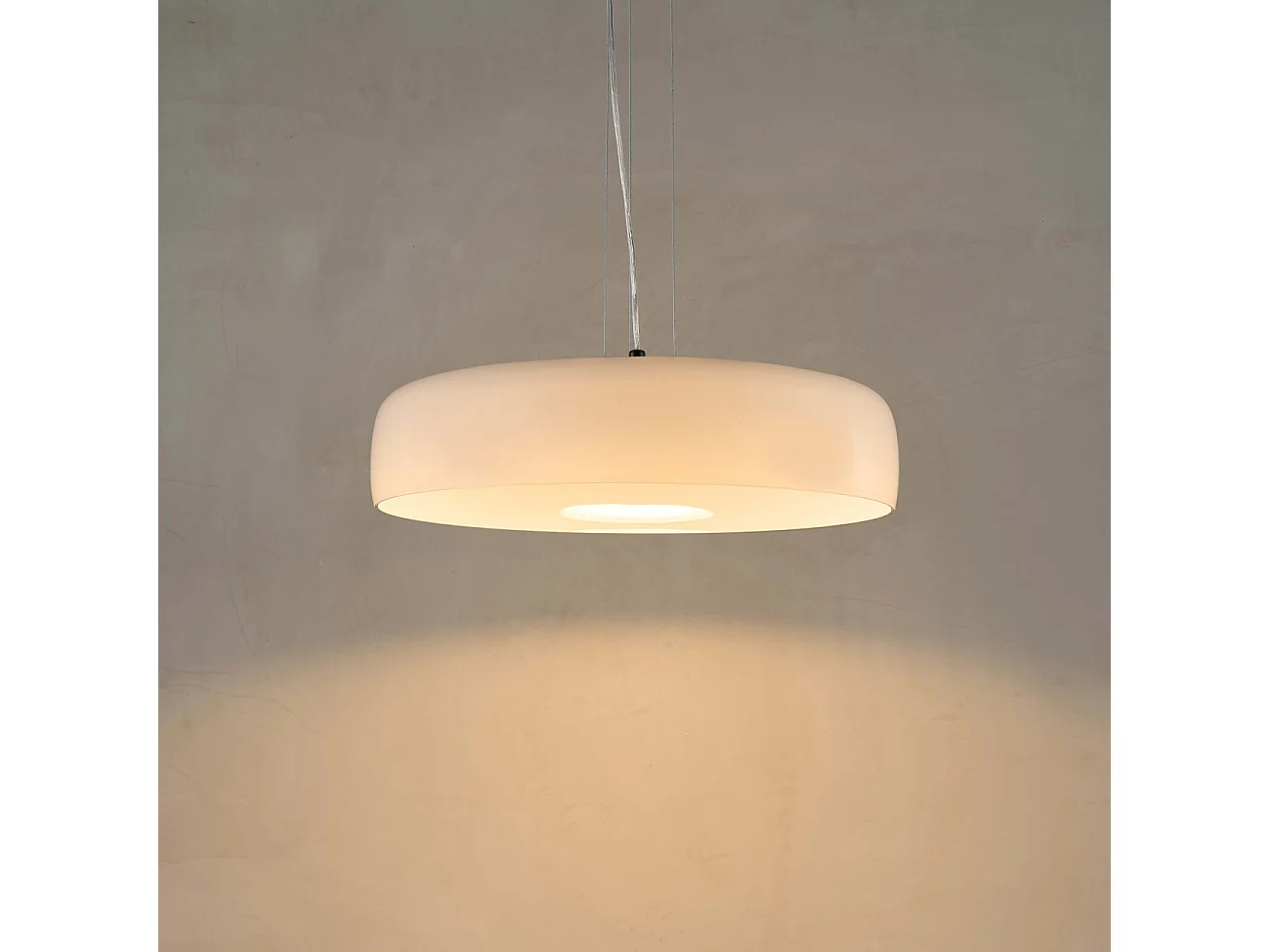 Suspension dôme en verre blanc opale et métal noir - Riccardo