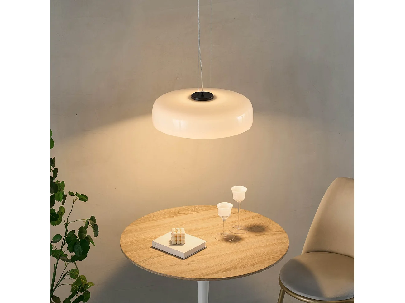 Suspension dôme en verre blanc opale et métal noir - Riccardo