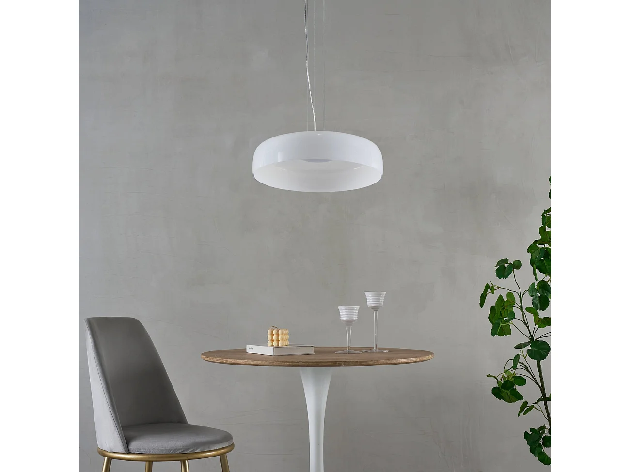 Suspension dôme en verre blanc opale et métal noir - Riccardo