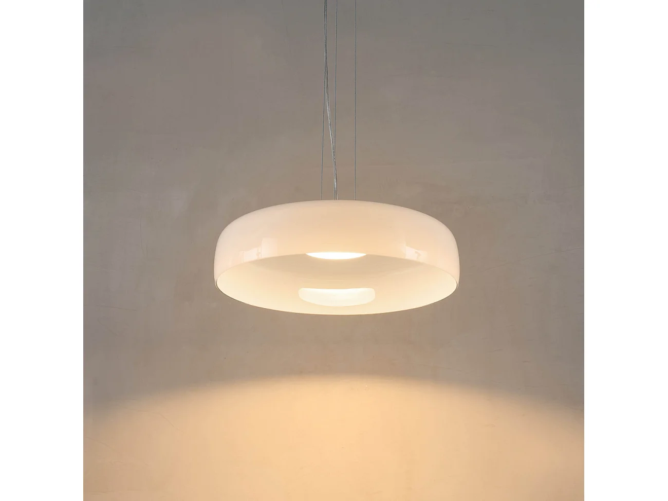 Suspension dôme en verre blanc opale et métal noir - Riccardo