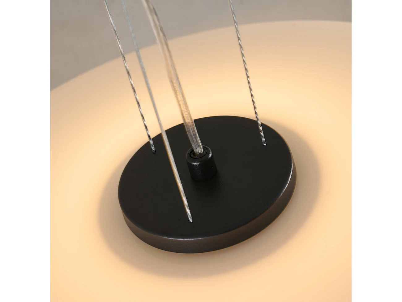 Suspension dôme en verre blanc opale et métal noir - Riccardo