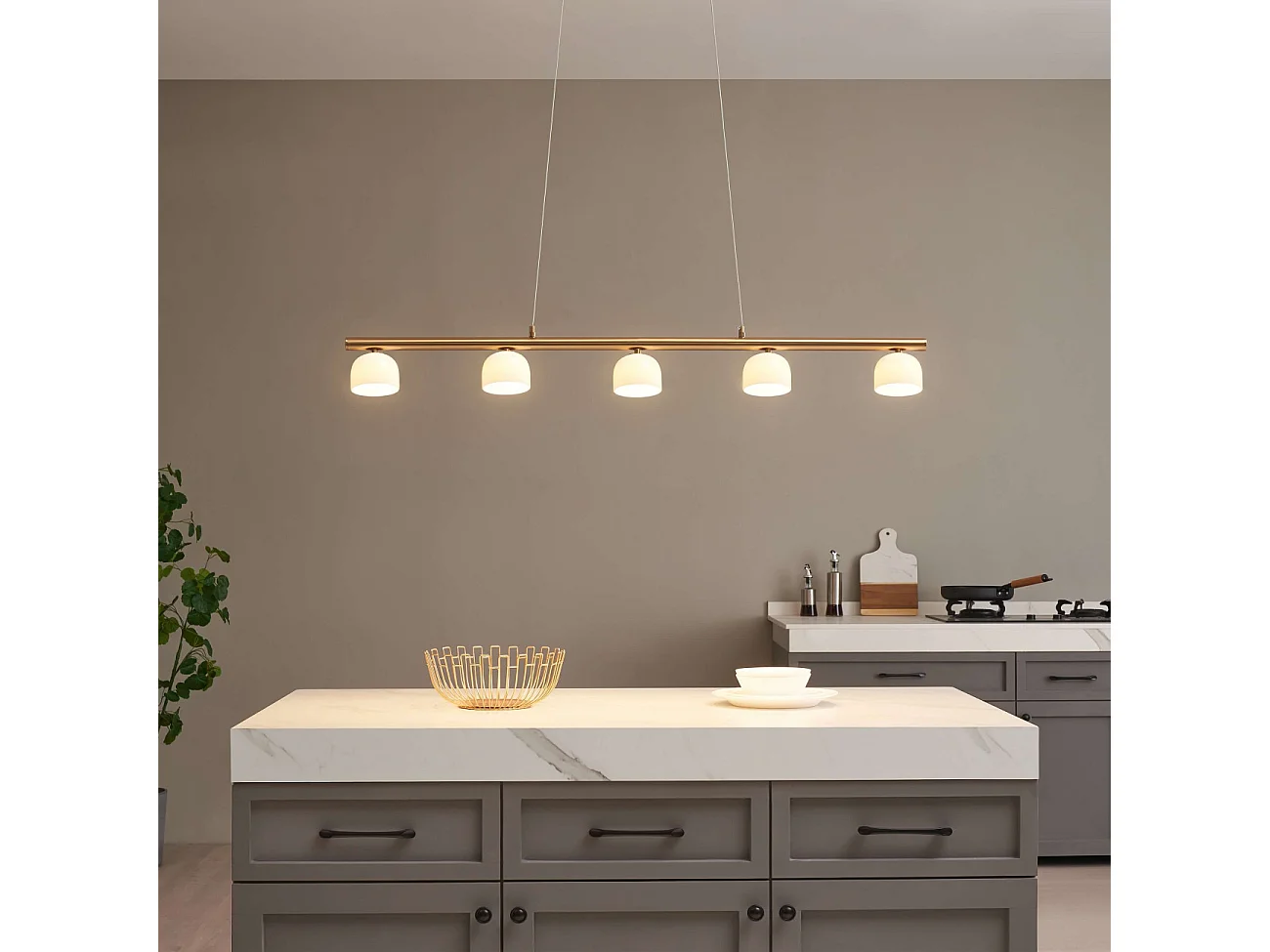 Longue suspension LED laiton avec 5 dômes en verre - Nysséa